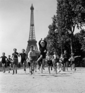 Crianças e a Torre Eiffel (1944)