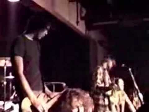 Nirvana toca "Smells Like Teen Spirit" ao vivo pela 1ª vez