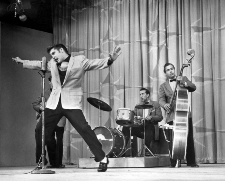 A polêmica (e histórica) performance de Elvis Presley no Milton Berle Show
