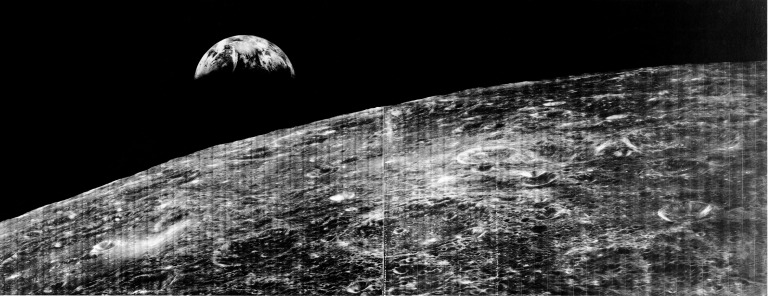 Lunar Orbiter 1 tira a primeira foto da Terra a partir da Lua