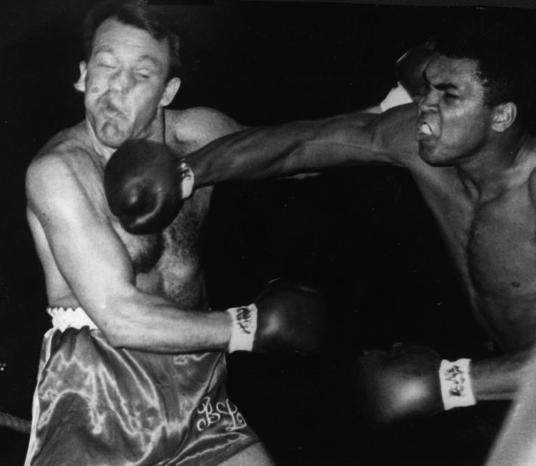 Muhammad Ali vence Brian London na Inglaterra