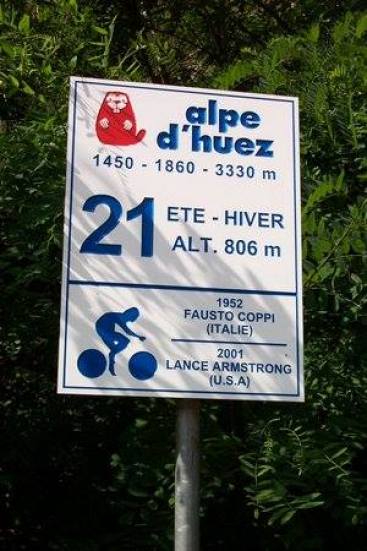 Placa na curva do Alpe D'Huez (onde Lance Armstrong também ganhou)